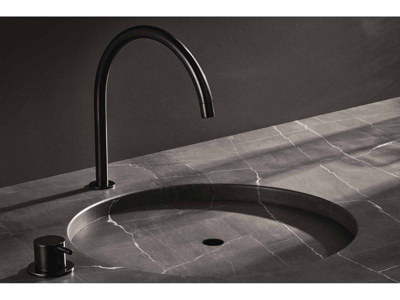 Mit ihren stilvollen Armaturen würdigt die dänische Marke seit jeher Wasser als kostbarstes Gut der Natur. In einem architektonischen Meisterwerk wie dem Árborg-Haus auf Island, das mit seinen natürlichen Materialien und einem nachhaltigen Designansatz die Landschaft reflektiert, ist die schwarze Armatur «Vola 590» auf schwarzem Marmor daher bestens aufgehoben. VOLA.