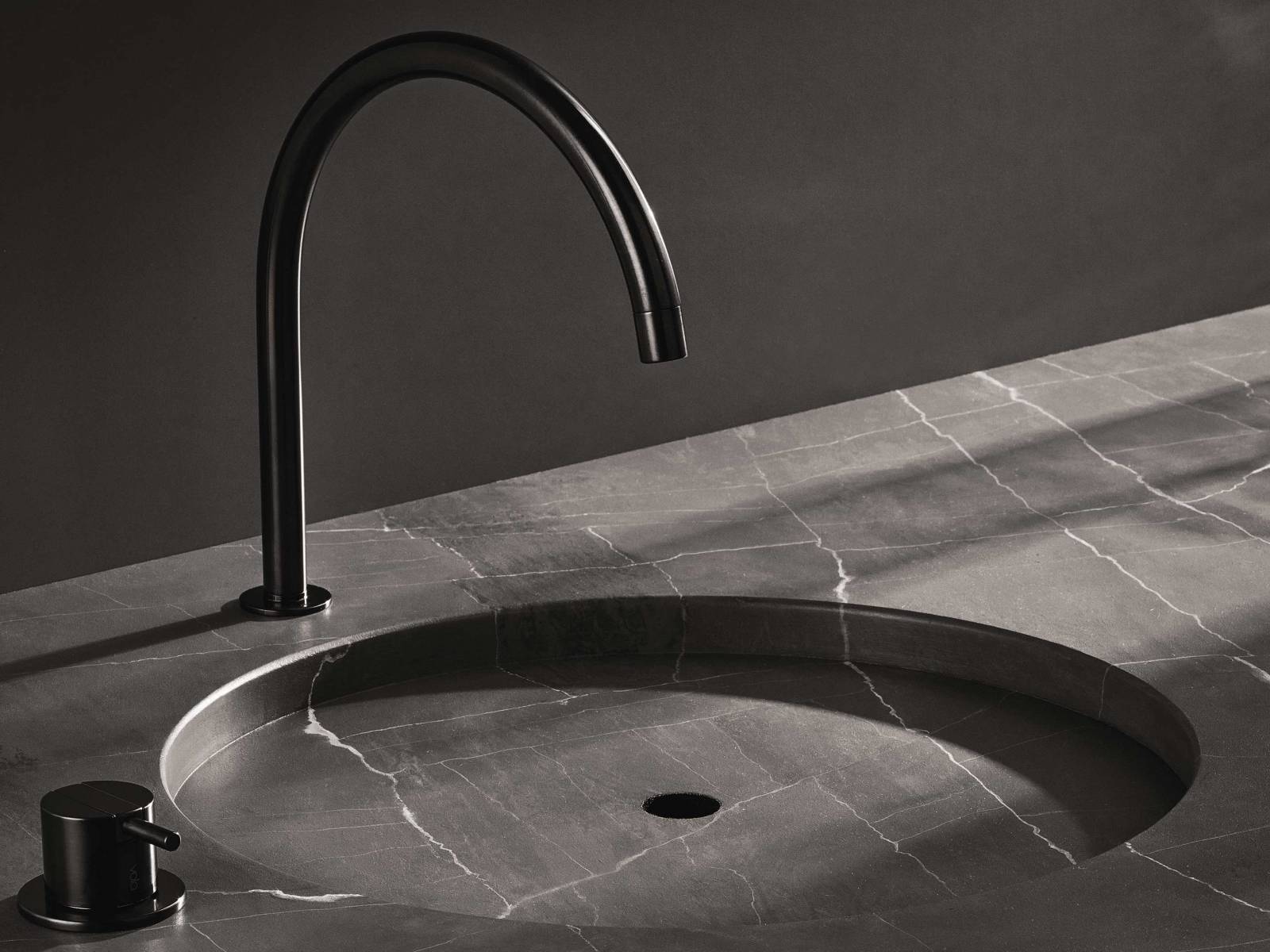 Mit ihren stilvollen Armaturen würdigt die dänische Marke seit jeher Wasser als kostbarstes Gut der Natur. In einem architektonischen Meisterwerk wie dem Árborg-Haus auf Island, das mit seinen natürlichen Materialien und einem nachhaltigen Designansatz die Landschaft reflektiert, ist die schwarze Armatur «Vola 590» auf schwarzem Marmor daher bestens aufgehoben. VOLA.