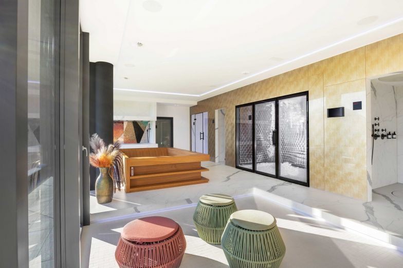 Wer eine besondere Abkühlung nach der finnischen Sauna sucht, findet im Schneeraum von Techno Alpin Spa ein besonderes Erlebnis. TECHNOALPIN.COM