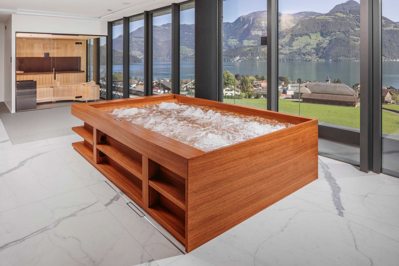 Das nur bei der 36 Grad AG erhältliche Holz-Sprudelbad wird individuell an die Bedürfnisse der KundInnen angepasst.