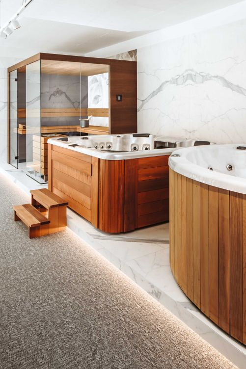 Der Ausstellungsbereich vor dem Day Spa zeigt verschiedene Saunas und Whirlpools.