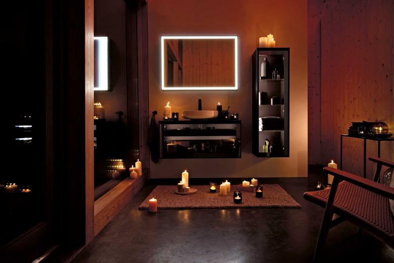 Das Programm «Vitrium» von Christian Werner zeigt, wie man dem Badezimmer Wärme verleihen kann. Zum Beispiel durch die indirekte Beleuchtung des Ensembles aus rechteckigen oder runden Mineralguss-Waschbecken auf Konsolenunterschränken mit Metallrahmen und Fronten aus hinterleuchtetem Glas, Holz oder verschiedenen Dekoren. DURAVIT.DE