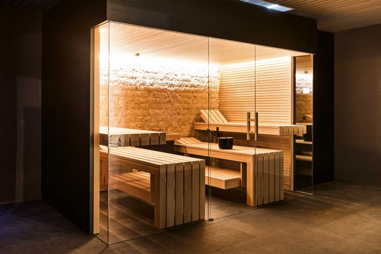 «Bau zuerst deine Sauna, dann dein Haus», besagt ein altes finnisches Sprichwort und verdeutlicht, wie wichtig gesundes Schwitzen für das Wohlbefinden ist. Wer bereits wohnt, kann sich an vier Standorten des Familienunternehmens für den nachträglichen Einbau einer Sauna inspirieren und beraten lassen. MARMOBISA.CH