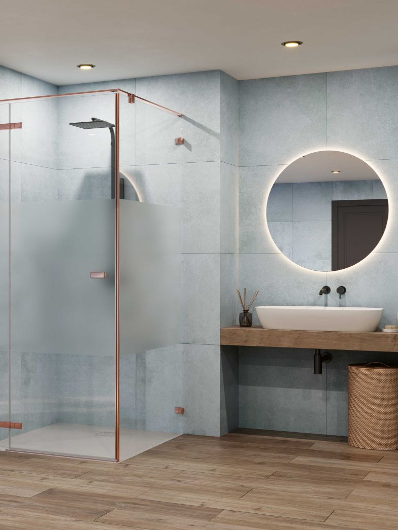 Wasser spielt im Badezimmer als reines, erfrischendes Element die Hauptrolle. Dazu passend sorgt die rahmenlose Duschwand «Viva» für einen erfrischenden Anblick – in der Ausführung Teilsatin und Beschlägen in der Sonderfarbe Rosegold bruhsed. DUSCHOLUX.COM