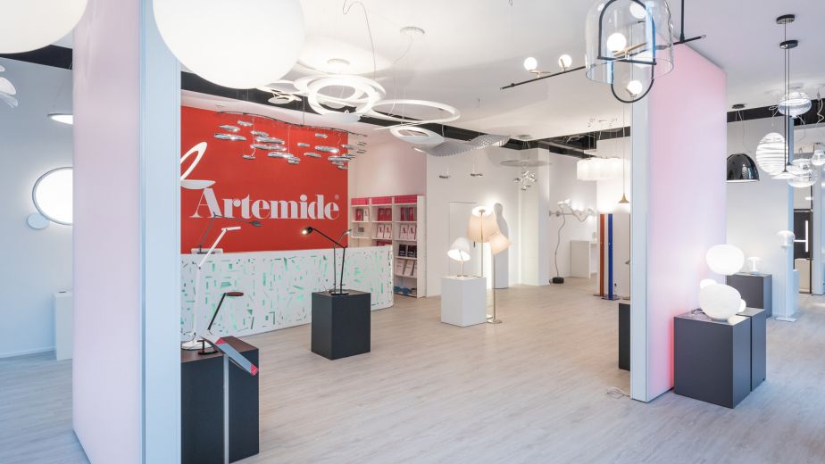 Letzter Schliff für Leuchten aus Italien