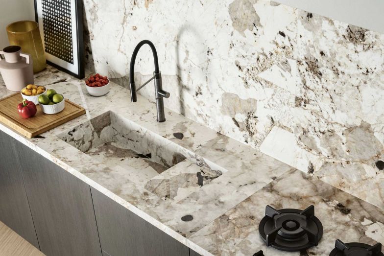 Vorbild Natur: Mit dem Fokus auf Schönheit und Design stellt Florim seit über 60 Jahren Porzellanoberflächen her, die allen Anforderungen des Bauwesens, der Architektur und der Inneneinrichtung gerecht werden. Mit «Nature Mood» hat das Unternehmen eine Kollektion auf den Markt gebracht, die Design und Schönheit mit Nachhaltigkeit, Umweltschutz und Energieeinsparung verbindet. In dieser Kollektion wird die Natur zu einem aktiven Designelement, das sich in einer Palette von Oberflächen mit warmen Farbtönen widerspiegelt, die von der Welt des Marmors inspiriert sind. Im Innenbereich schaffen die grossformatigen Platten als Bodenbeläge, Wandverkleidungen und Einrichtungsgegenstände eine wohnliche Atmosphäre. FLORIM.COM