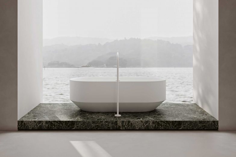 Spiel der Gegensätze: Dass sich Gegensätze nicht nur anziehen, sondern auch zu einem stimmigen Gesamtbild verschmelzen können, beweist die Bad-Kollektion «Ryo». Ihren skulpturalen Charakter verdankt sie dem gekonnten Spiel mit Kontrasten, dem Aufeinandertreffen von sanften Rundungen und markanten Konturen, von Ambivalenz und Harmonie. Dabei ergänzt sich die massiv wirkende Ästhetik stimmig mit den dezent konvexen Wannen- und Beckenrändern. Veredelt durch einen diamantähnlichen Schliff wirkt die Kollektion aus Mineralwerkstoff in ihrer Gesamtheit hochwertig und exklusiv. VALLONE.DE