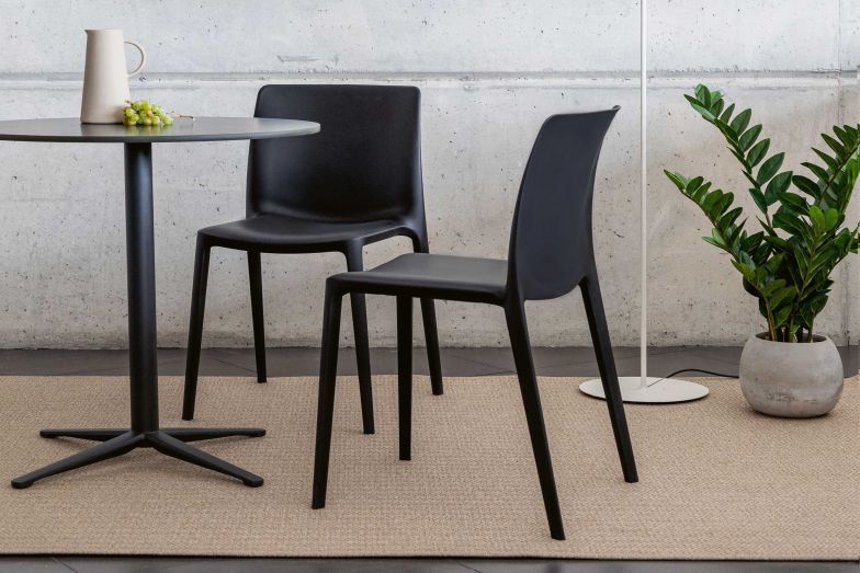 Stimmiges Gesamtbild: Inspiriert von einem holländischen Segelschiff aus dem 16. Jahrhundert namens Fluyt haben die Designer von Archirivolto Design mit dem Stuhl «Fluit» ein querliegendes, lineares Objekt mit fliessender Architektur geschaffen. Nennenswert ist aber nicht nur sein Äusseres, das sich mit seiner schlanken Silhouette an die unterschiedlichsten Umgebungen anpasst. Auch sein Inneres ist bemerkenswert, denn der Stuhl ist zu 100 Prozent nachhaltig, da er aus vollständig recyceltem Polypropylen und Glasfaser besteht. ACTIU.COM