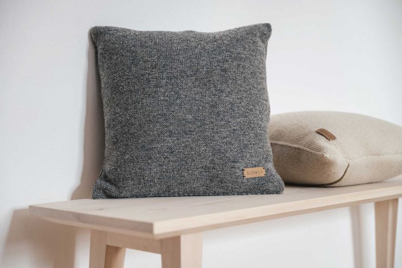 Nachhaltig und natürlich: Je naturbelassener und fairer der Rohstoff, desto mehr Natürlichkeit bringt er in den Raum, in dem er seinen Platz finden soll. Das ist die Philosophie des Südtiroler Unternehmens, das in Zusammenarbeit mit kleinen Partnermanufakturen hochwertige Wollkissen und -decken aus 100 Prozent Schurwolle herstellt. Sie stammt von Südtiroler SchäferInnen, die Wert auf eine artgerechte Haltung ihrer Schafe legen. Natürliche Farben, echter Wollduft und eine angenehme Haptik zeichnen jedes «Slow Wool»-Produkt aus, so auch das Kissen «Fania» der Designerin Angelika Frenademetz. SLOWLICONCEPT.COM
