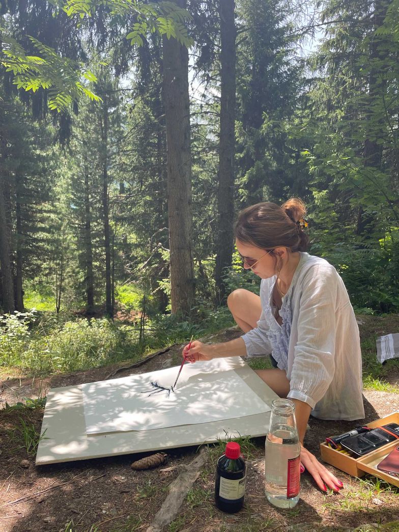 Sabine de Spindler öffnet die Türen ihres Ateliers und verlegt es buchstäblich in den Wald.