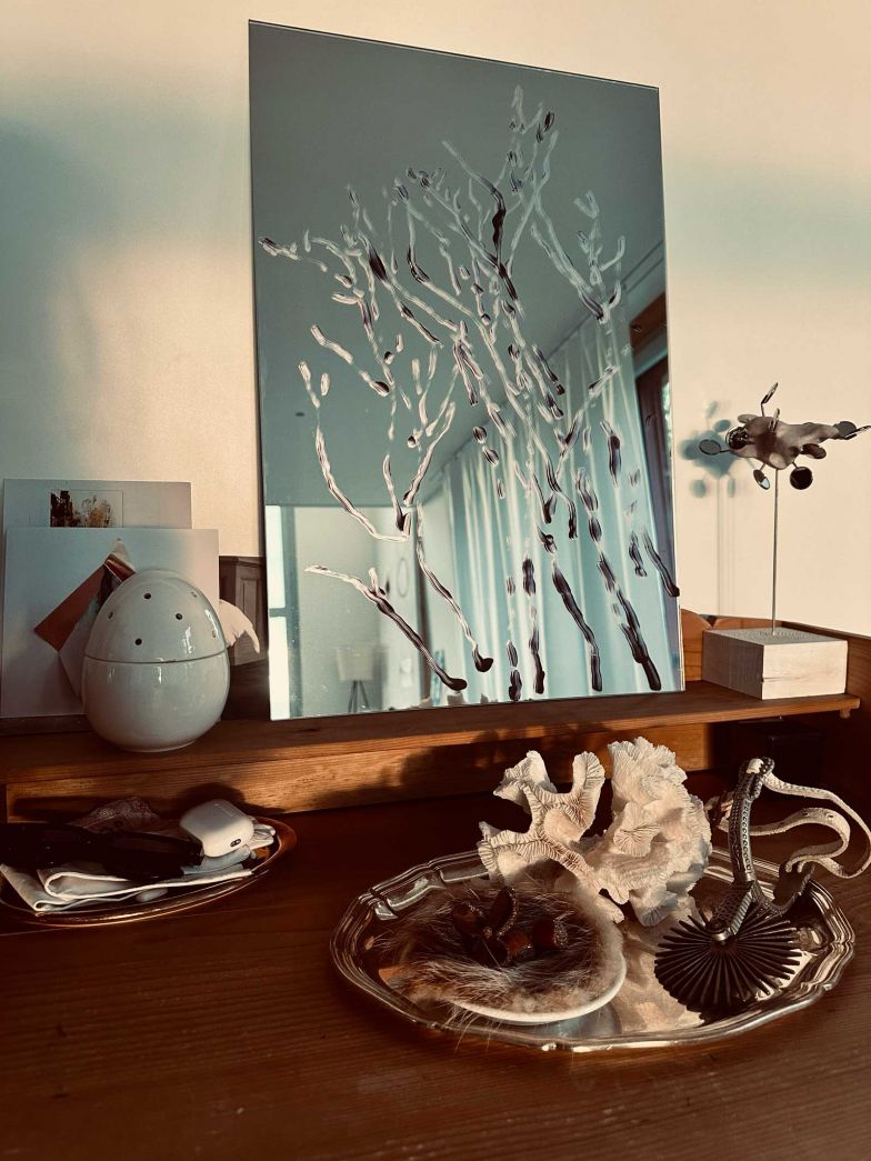 In den Werken der Künstlerin fängt der Spiegel die Bewegung von Zweigen und Blättern ein.