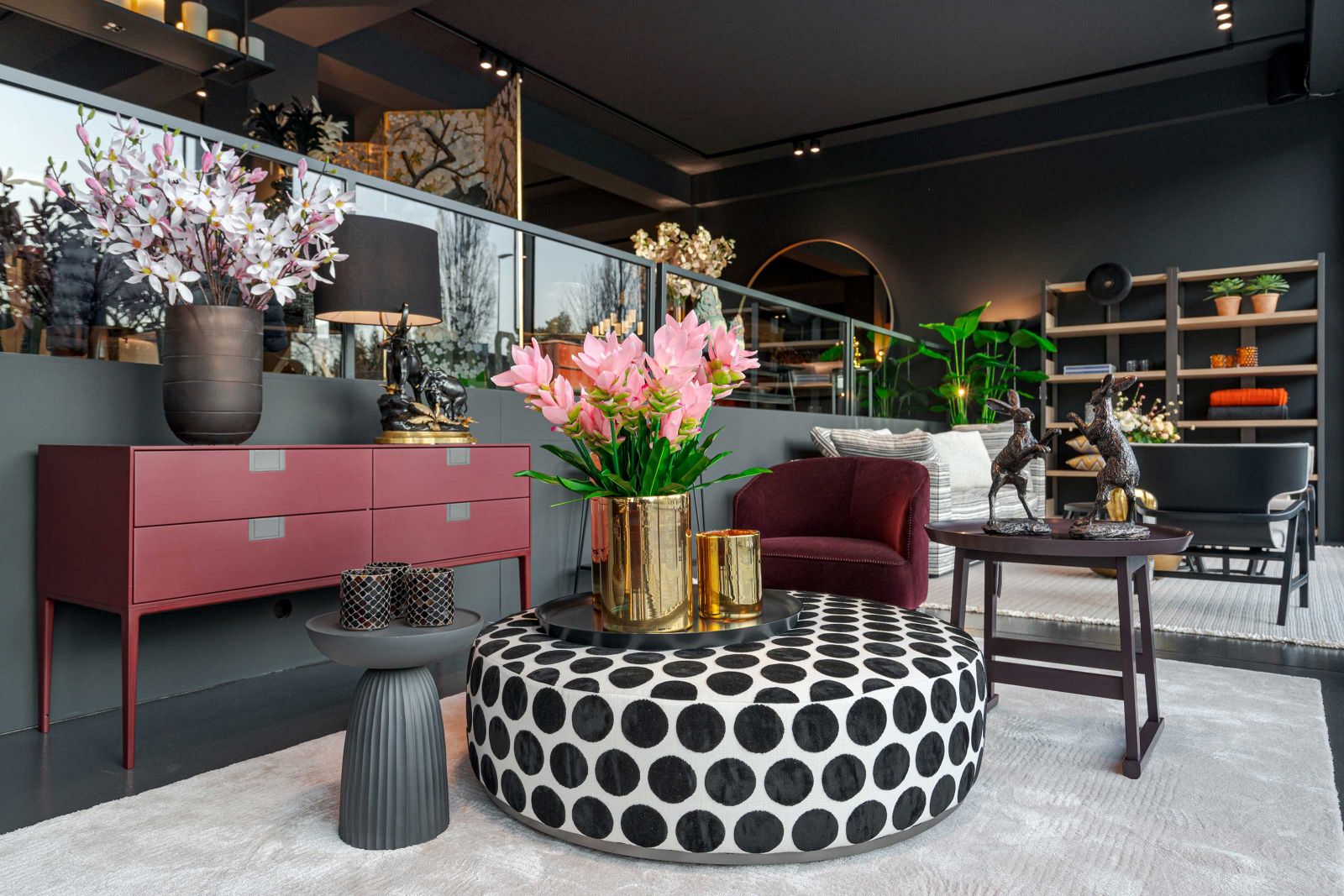 Das «Alcor» Sideboard von Maxalto ergänzt den grossen, vielseitig einsetzbaren Hocker «Harry» von B&B Italia auf elegante Art und Weise. Dahinter: Der Sessel «Febo» und der Beistelltisch «Recipio», beide von Maxalto.