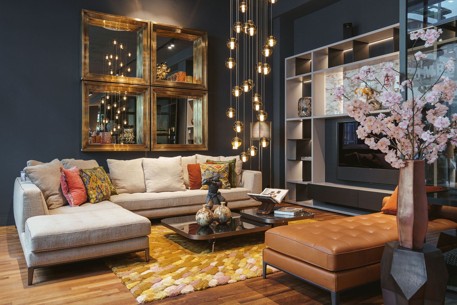 Das neu kuratierte Ausstellungskonzept für den Showroom am Luzerner Schweizerhofquai kombiniert neue Brands, wie zum Beispiel Poltrona Frau, mit liebevoll abgestimmten Accessoires.