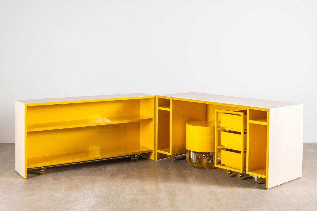 Tisch und Sitzgelegenheit «Candy Cubicle» von Sabine Marcelis.