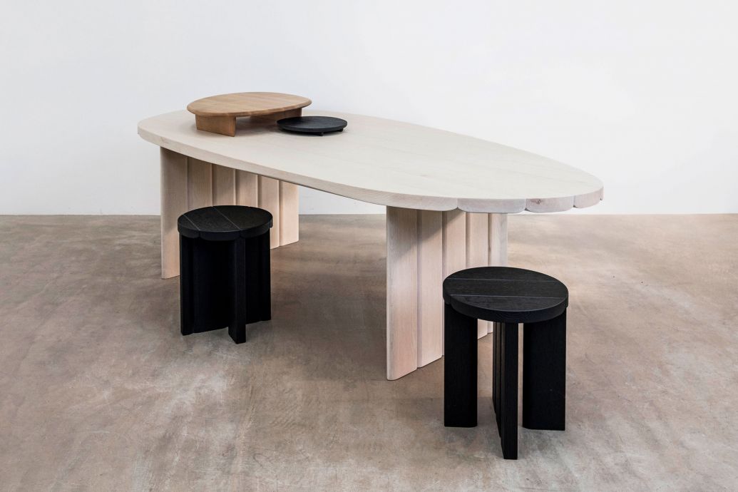 Tisch und Sitzgelegenheit «Stammtisch» von Sebastian Herkner.