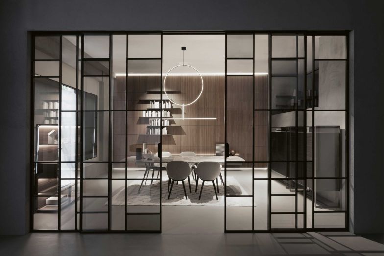 Das Sortiment verfügt über hochwertige Produkte, darunter Schiebewände, begehbare Kleiderschränke, Aufbewahrungssysteme, aber auch Tische.