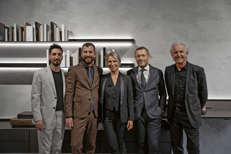 Davide Malberti, Geschäftsführer und Miteigentümer von Rimadesio, liess es sich nicht nehmen, persönlich von Giussano nach Emmen zu kommen. Foto: (v.l.) Antonio Capoti, Leiter des Rimadesio-Stores in Emmen, Davide Pozzi, Senior Verkaufsleiter, Heidi Stocker, Davide Malberti, CEO Rimadesio und Konrad Stocker.