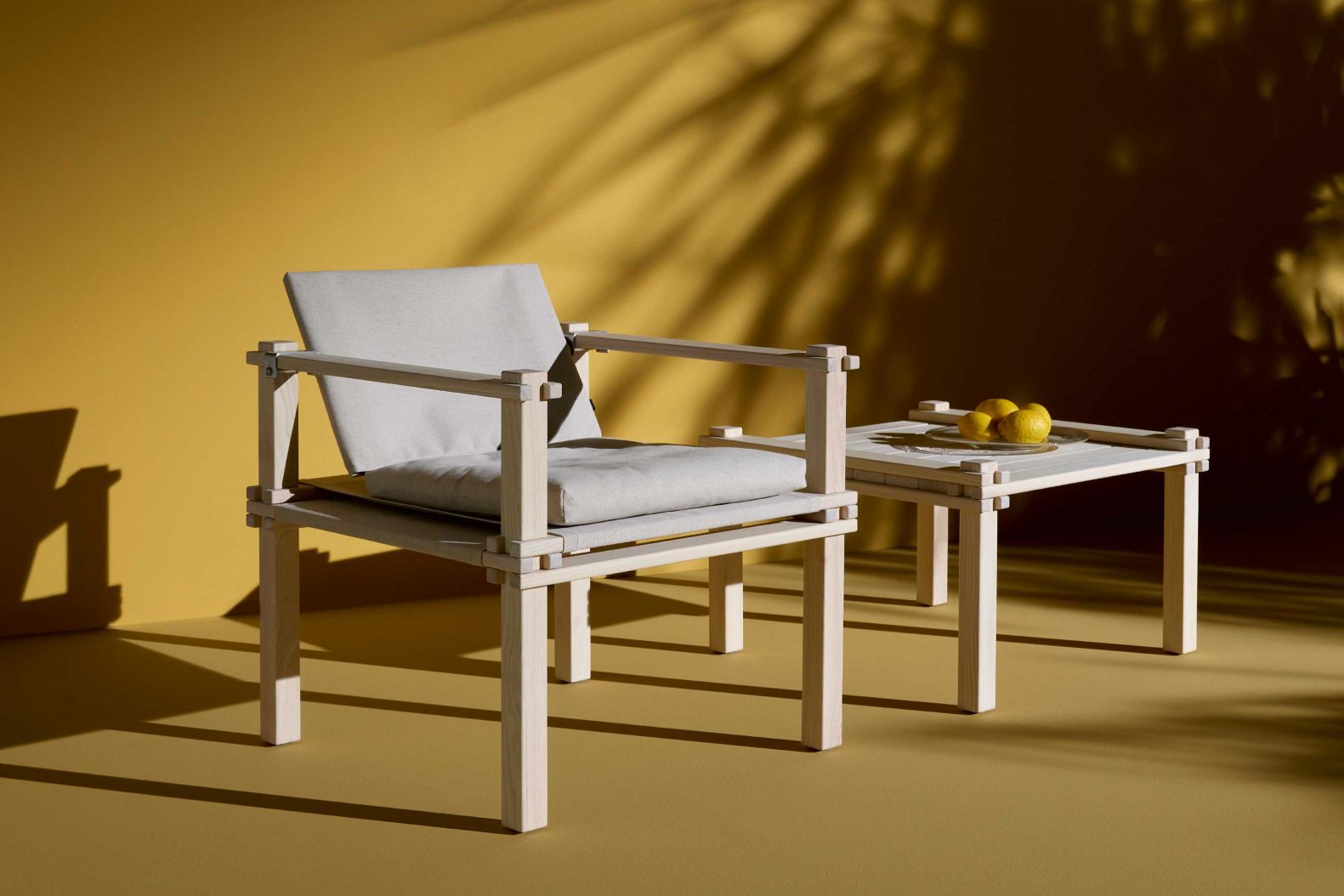 Die ursprüngliche Version des «Farmer Sessel» stammt aus dem Jahr 1965 und war für den Outdoorbereich bestimmt, nun überzeugt er als moderne, nachhaltige Re-Edition. Gefertigt wird der robuste und langlebige Sessel aus massiver, nur mit Öl behandelter Esche aus kontrollierten heimischen Forsten, der wetterfeste Stoff aus Polyacryl besteht zu 50 % aus Recyclingmaterial. COR.