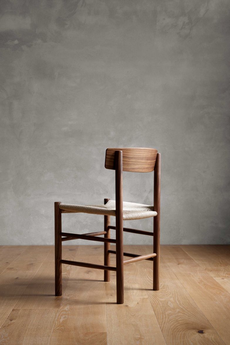 Der robuste wie schlichte Holzstuhl «J39» mit seiner handgeflochtenen Sitzfläche aus natürlicher Papierkordel gilt als Möbel-Klassiker – entworfen wurde er 1947 vom dänischen Designer Børge Mogensen. Heute wie damals wird er aus FSC-zertifiziertem Holz aus verantwortungsvoll bewirtschafteten europäischen Wäldern hergestellt. FREDERICIA.