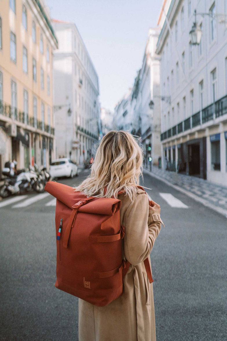 Die modischen und langlebigen Rucksäcke des Unternehmens werden aus Ozeanplastik gefertigt, das in Zusammenarbeit mit indonesischen Fischern als Beifang aus dem Meer gezogen und nicht wie früher zurück ins Meer geworfen wird. Neben der Reduzierung von Plastikmüll betreibt das Start-up Aufklärung in den sozialen Medien und fördert dadurch das Bewusstsein für die Verschmutzung der Weltmeere. GOT-BAG.