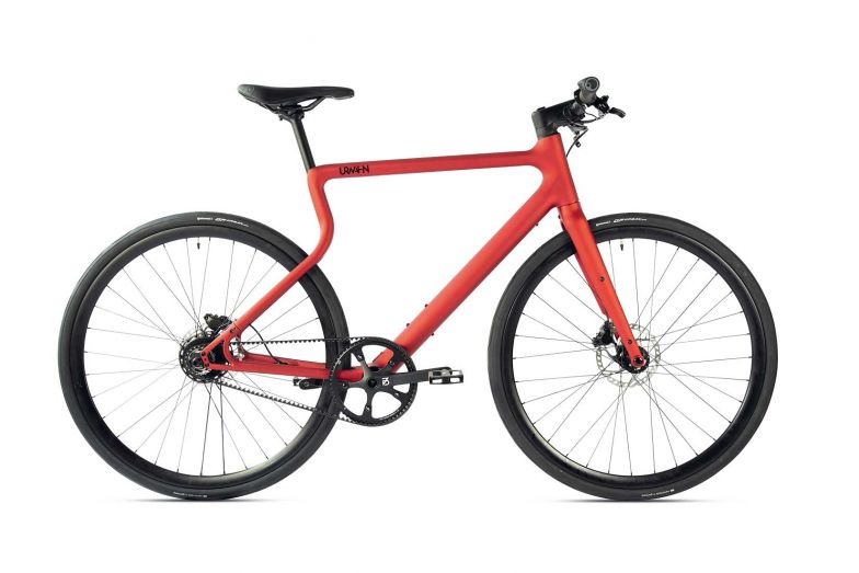 Der «Platzhirsch», ein innovatives E-Bike mit 3-D-gedrucktem Stahlrahmen und integriertem LED-Licht sowie GPS-System, wird vollumfänglich in Deutschland gefertigt, mit Fokus auf fairer Bezahlung der MitarbeiterInnen und dem Schutz von Umwelt und Klima. Stahl hat im Vergleich zu Karbon und Aluminium eine deutlich bessere CO2-Bilanz, lässt sich leichter reparieren und später zu 100 % recyceln. Gefertigt wird nur auf Bestellung, um eine Überproduktion auszuschliessen. URWAHNBIKES.