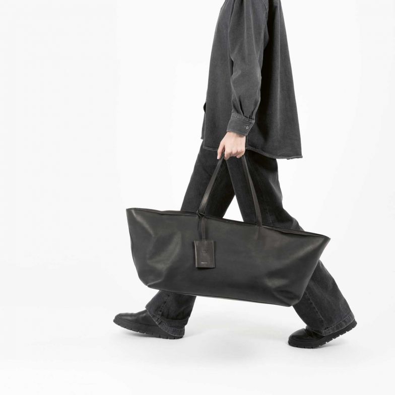 Tecta stellte ein Trio für mobiles Arbeiten vor. Das Ensemble besteht aus Marcel Breuers Faltsessel «D4», einem passenden Hocker und dieser von Ayzit Bostan entworfenen Beistelltasche. Diese funktionale und emotionale Gruppe wurde für das flexible Büro konzipiert und aus demselben handverlesenen Leder in aufwendiger Täschnerarbeit hergestellt. tecta.de