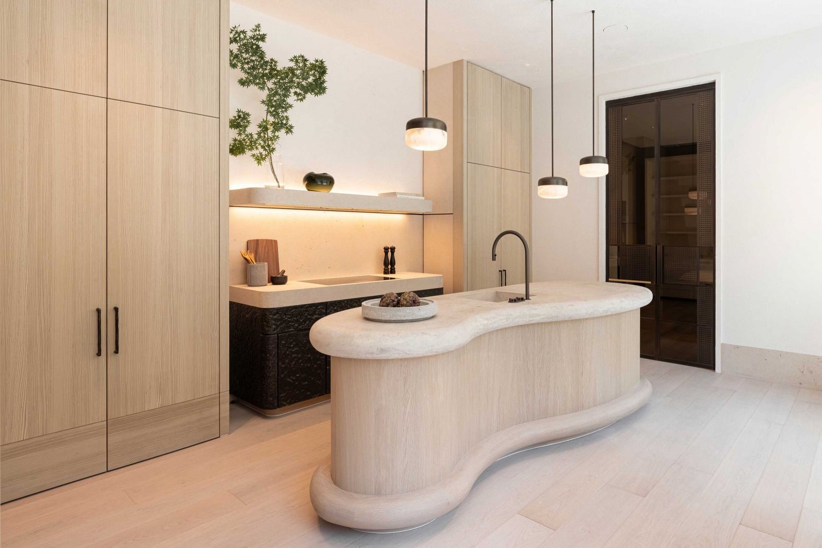 Obumex zeigt im Ausstellungsraum in Zürich den kühnen Ansatz, verschiedene Materialien in einem exklusiven Einrichtungskonzept zu kombinieren. Spiegel in den unteren Schränken sorgen für eine bessere Sicht, Öfen sind hinter versenkbaren Türen integriert.