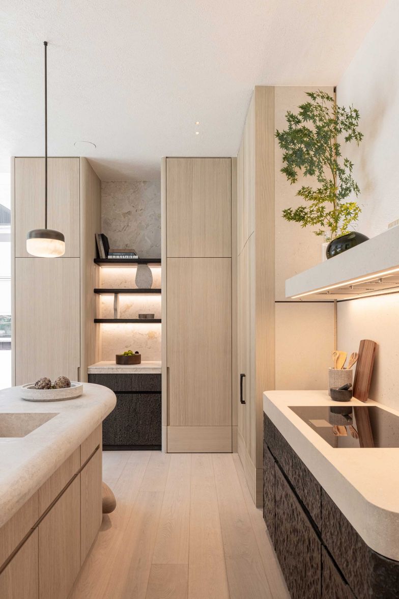 Abgerundete Formen und rohe Materialien verschmelzen zu einem einzigartigen Küchendesign.