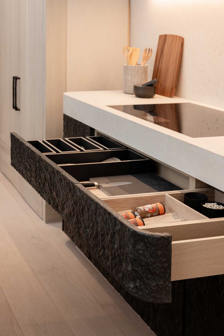 Zu den Stauraumlösungen gehören massgeschneiderte Einsätze für Gewürze, Besteck und Kochgeschirr.