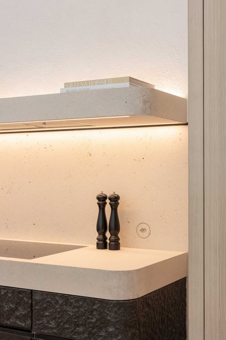 In das Steinregal ist eine Dunstabzugshaube eingebaut.