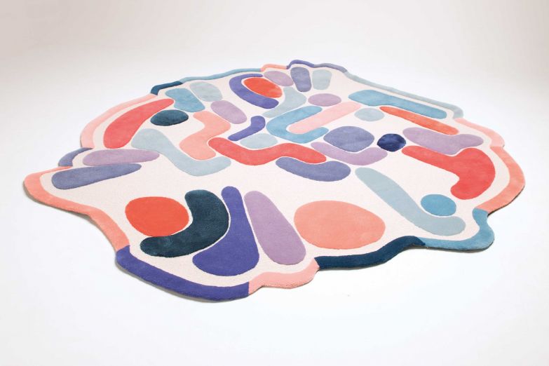 Geschichten zu erzählen ist eine Leidenschaft der französischen Künstlerin und Designerin Margaux de Penfentenyo. Ihre handgefertigten Holzmöbel und Objekte nutzt sie, um die gemalten Botschaften zu verbreiten. Mal sind es comicartige Geschichten auf einem Tisch, mal dient ein Teppich als Grundlage für die farbenfrohe Kunst. MDEPENFENTENYO.COM