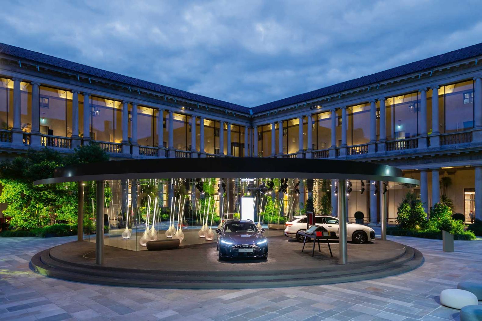 Poetischer Tanz: Auf der Piazza des Hotels Portrait Milano erwachte «Drift Us» zum Leben: Hier inszenierte das niederländische Duo Studio Drift für Autohersteller Audi eine Installation aus 22 leuchtenden Objekten, die auf jeden Schritt der BesucherInnen reagierten und sich wie Halme im Wind wiegten. Die Installation verwandelte die Szenerie in ein zart pulsierendes Meer aus Licht und Bewegung: Ein poetischer Tanz von Natur und Technik, der den Raum mit einer fast magischen Präsenz erfüllte. audi.com