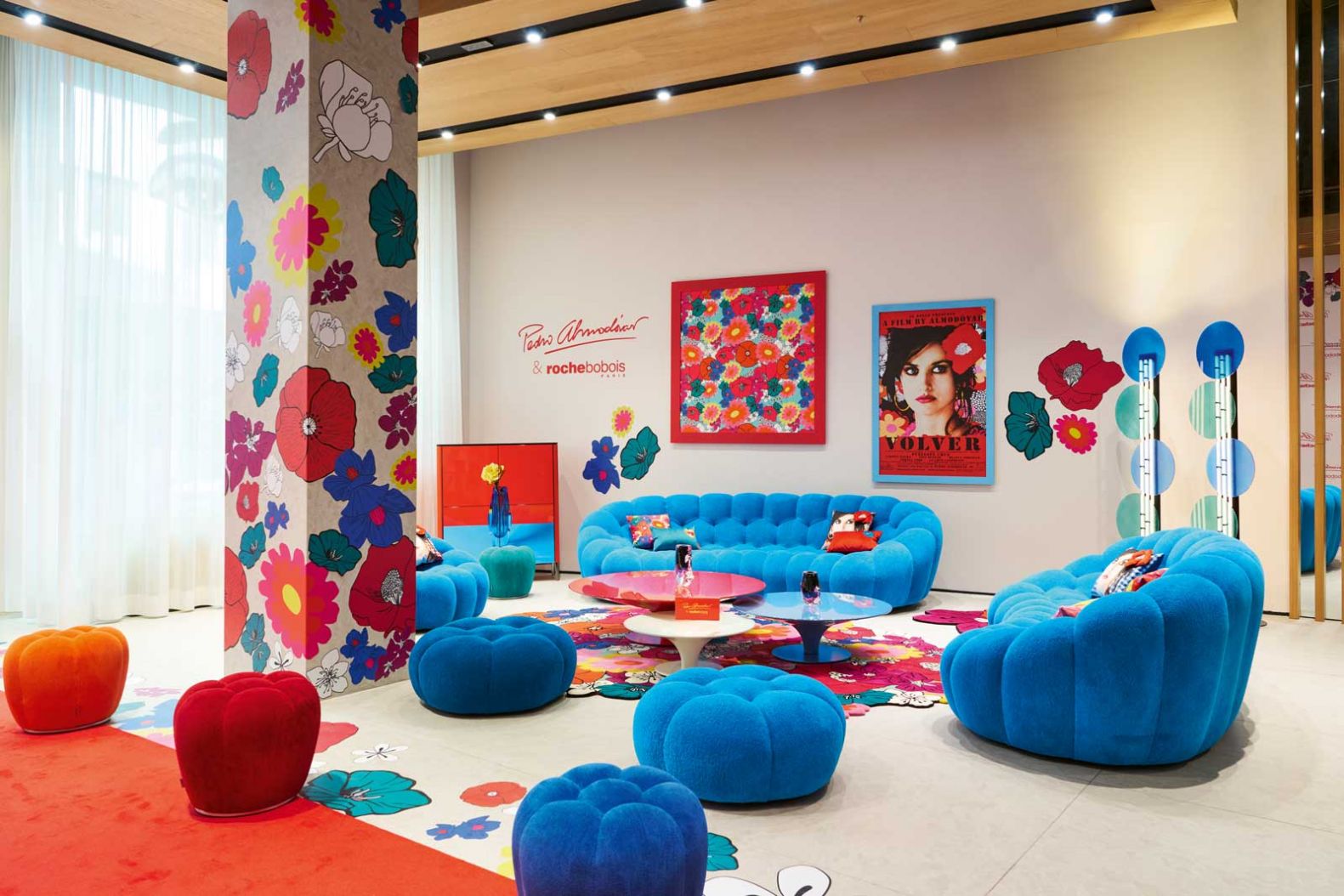 Design meets Kino: Roche Bobois feierte in Mailand die Liaison von Design und Kino: Der Regisseur Pedro Almodóvar entwarf mit der Marke eine ­Kollektion, in der Farbe zur Leinwand wird. Ob die neuen Farben von Sofa «Bubble» – direkt aus Almodóvars Farbpalette - oder das wiederaufgelegte «Lounge»-Sofa, das mit Filmplakaten zum Gesamtkunstwerk mutiert – hier verschmelzen Möbel und ­Filmerbe zu einer Hommage an die Lebensfreude, die auch Almodóvars Filme prägt. roche-bobois.com