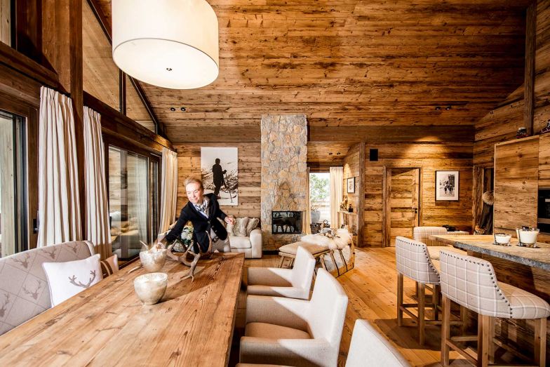 Die Inhaberin von Schoepf Living stattet die Wohnbereiche bis ins kleinste Detail aus und verbindet dabei moderne Geradlinigkeit mit Gemütlichkeit.