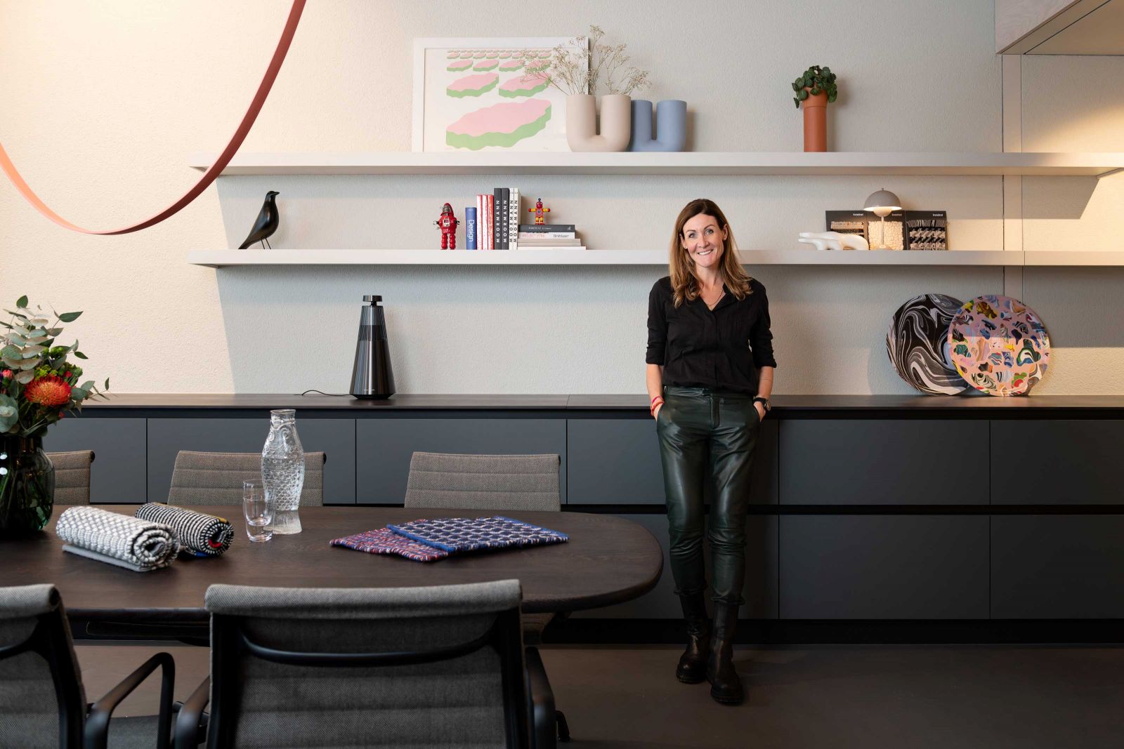 Inspiration rund ums Wohnen bietet das Teo Jakob Atelier in Zug. Projekt- und Standortleiterin Delia Jehli Waldis entwickelt hier hochwertige Raumlösungen für Neu-, Um- und Ausbauten.