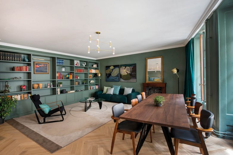 Die Bibliothek ist Teil des Gemeinschaftsraumes The Square, dem Herzstück des Hauses, das zum Entspannen und Arbeiten einlädt.  