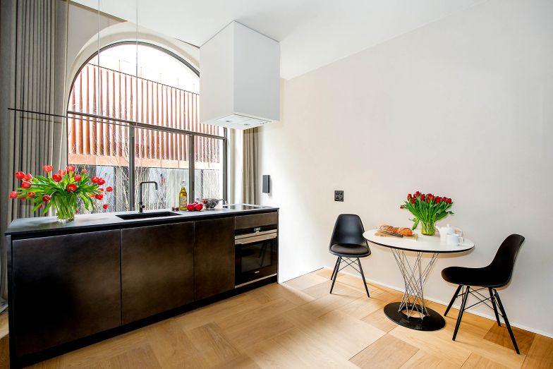 Gut ausgestattete Küchen laden zum Kochen ein, wer allerdings lieber essengeht, ist mit den Tipps der Gastgeberin Tara Wondraczek bestens beraten.