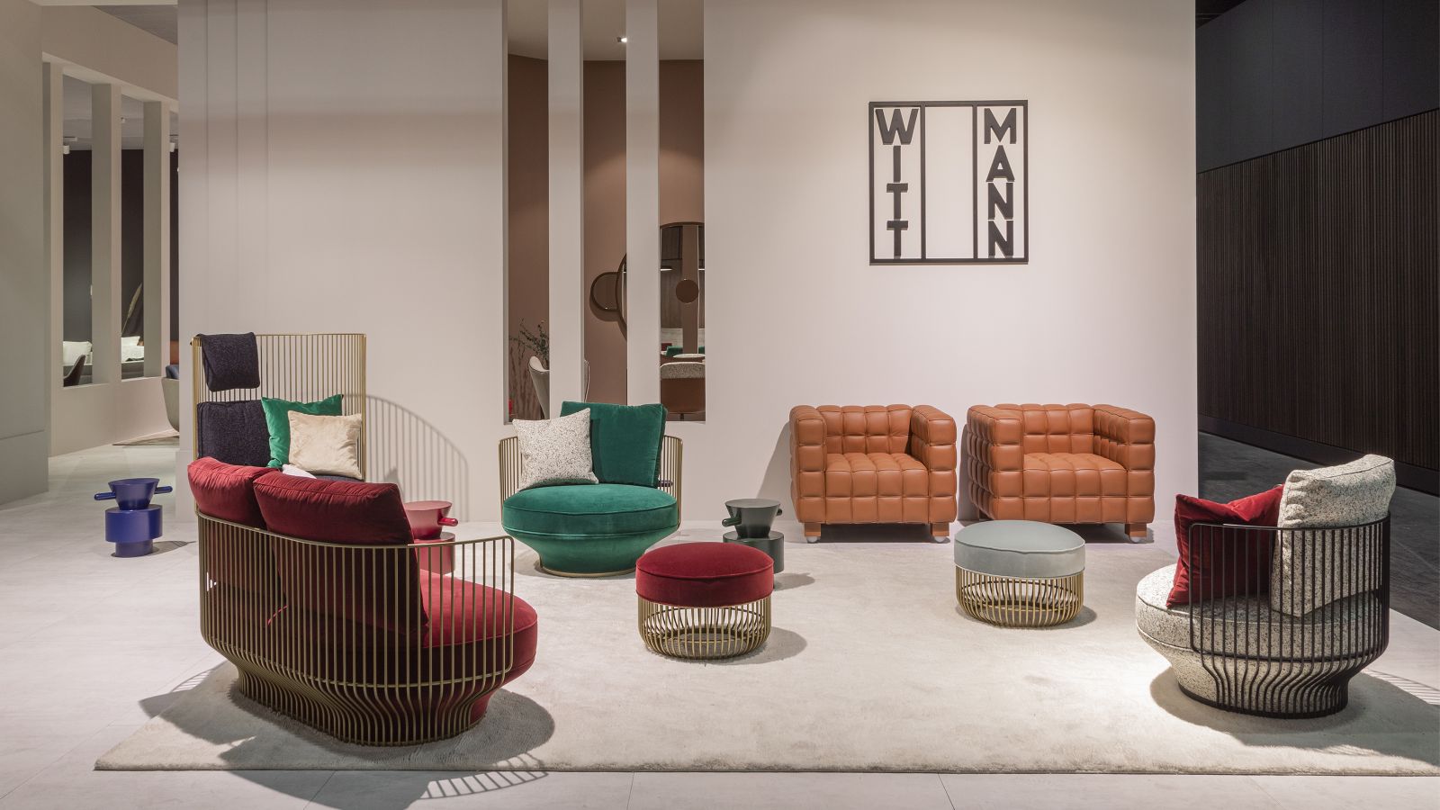 Die Kollektion «Paradise Bird» spielt virtuos mit edlen Materialien und einer raffinierten Formensprache, die deutlich von der Gestaltungskunst der Wiener Moderne beeinflusst ist. Die Sitzmöbel mit Metallstruktur überraschen mit einem leichten Erscheinungsbild einerseits sowie verlässlicher Stabilität andererseits. Design: Luca Nichetto/Wittmann.