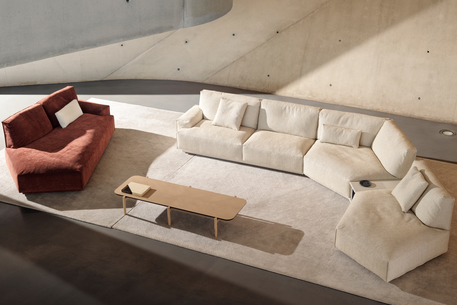 Die hochwertigen Möbel des italienischen Familien­unternehmens mit Sitz im Herzen der Brianza bereichern private und öffentliche Räume gleichermassen. So auch «Dao Soft», die neuste modulare Sofakollektion von Gordon Guillaumier. Foto: Gionata Xerra.