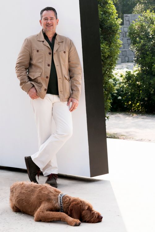 Seit mehr als 20 Jahren konzentriert er sich mit seinem multidisziplinären Mailänder Designstudio neben dem Produktdesign auf Architektur, Inneneinrichtungen und die Beratung für Designprojekte. Gordon Guillaumier ist bekannt für seinen zeitlos klassischen Stil, für Schlichtheit und Detailgenauigkeit. Foto: Andrea Ferrari Ritratto.