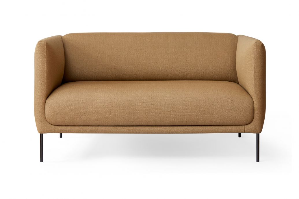 Das dänische Familienunternehmen Erik Jørgensen steht für zeitlose Möbel, denen eine lange Designtradition zugrunde liegt. Durch versierte Handwerkskunst und Leidenschaft wird diese Tradition behutsam in die heutige Zeit transferiert. In Zusammenarbeit mit namhaften Designern setzt der Möbelhersteller dabei neue, wichtige Akzente. Zuletzt mit Damian Williamson: Sein Polstermöbel «Konami» vereint zugleich Komfort und Leichtigkeit und kann, je nach Betrachtungsweise, als kleines Sofa oder grosser Sessel bezeichnet werden. Erik Jørgensen.