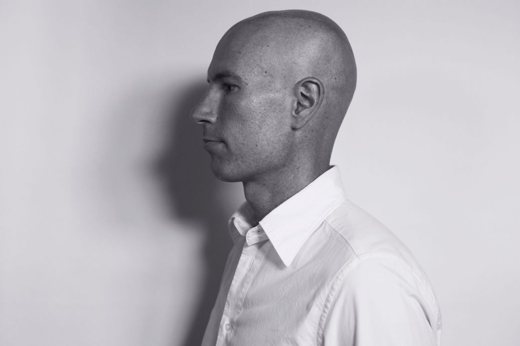 Nachdem der Londoner Designer Damian Williamson das Department of Product & Furniture Design der Kingston University absolvierte, arbeitete er zunächst mit anderen Designern zusammen. Darunter auch Thomas Sandell, mit dem er Projekte für Artemide, B&B Italia, De Padova oder Swedese realisierte. 2004 gründete er sein eigenes Designbüro in Stockholm. In die Möbelentwürfe für Erik Jørgensen liess er seine Bewunderung für japanisches Design einfliessen.