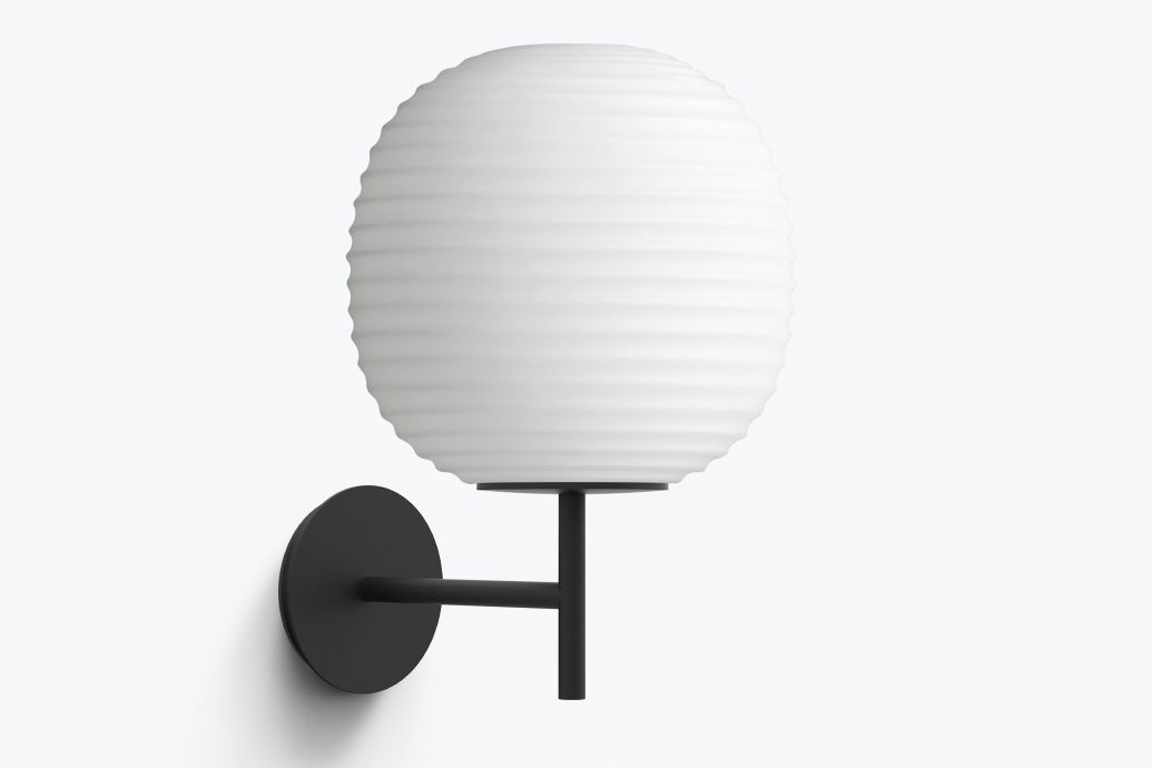 Das junge, in Kopenhagen ansässige Designstudio präsentiert seit 2015 Objekte, die Kunst und Design vereinen. Und das in Zusammenarbeit mit einer Gruppe renommierter, internationaler Designer und Künstler, die eine Faszination für skulpturale Formen und ehrliche Materialien hegen. Neustes Beispiel ist die Leuchtenkollektion «Lantern», die als Steh-, Tisch- oder Wandleuchte erhältlich sind. Design: Anderssen & Voll.