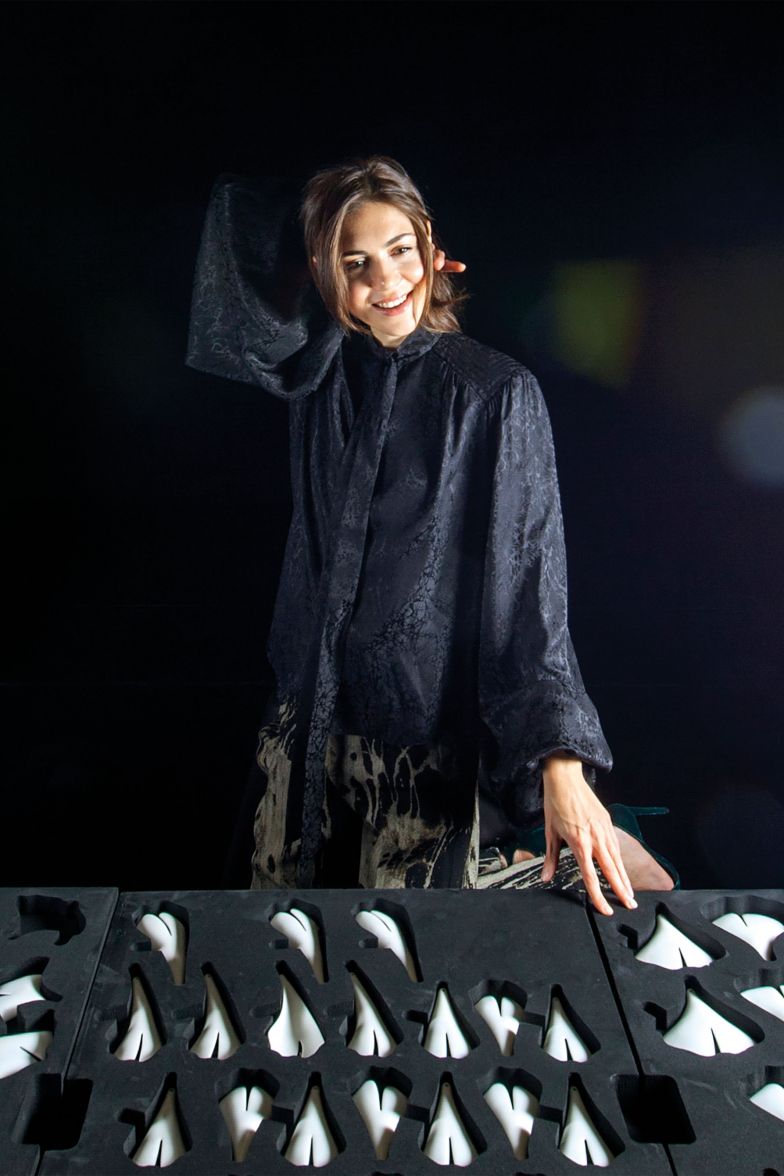 Die 34-jährige Andreea Braescu ist fasziniert von der Schönheit der Natur und erweckt mit ihren Lichtskulpturen jeden Innenraum zum Leben.