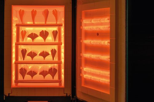 Die massgefertigten Lichtskulpturen entstehen im Bukarester Designstudio. 