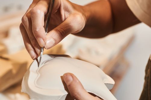 Unterstützung erfährt die Künstlerin von ihrem erfahren Team in den Bereichen Design, Porzellan und Metallstrukturen.