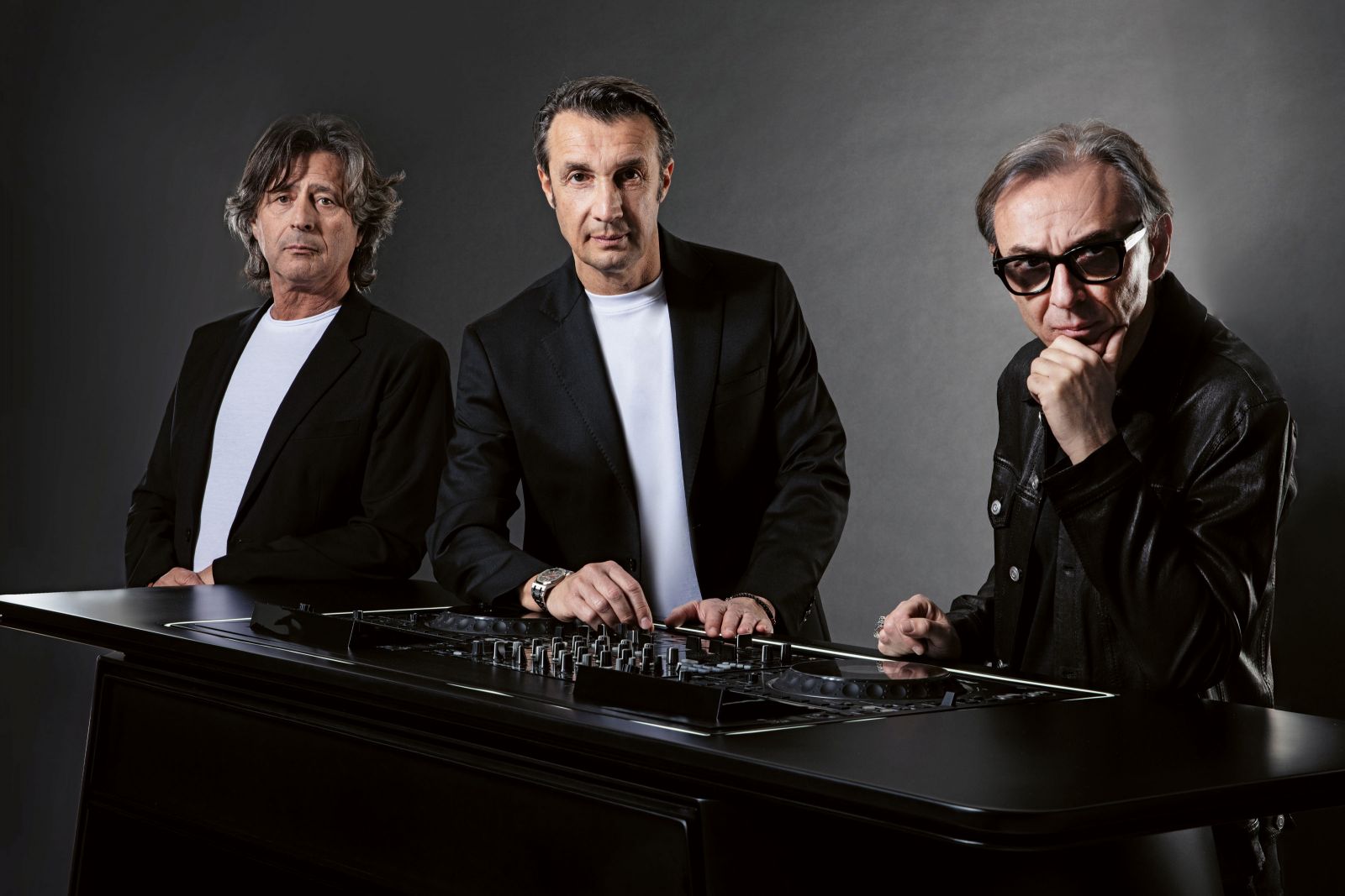 Mit Andrea Lupi, Carlo Colombo und Albertino (v.l.) haben sich drei gefunden, deren Herz gleichermassen für Design und Musik schlägt. Gemeinsam haben der CEO des italienischen Unternehmens, der Architekt und Designer und der künstlerische Leiter des italienischen Radiosenders «radio m2o» das erste Custom DJ-Pult überhaupt entwickelt: «MXTP».