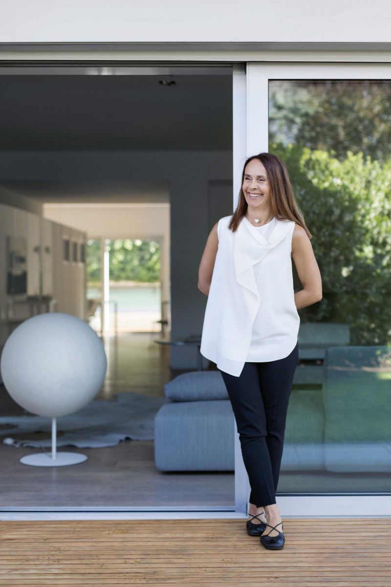 Monica Armani studierte Architektur und wollte zuerst das Büro ihres Vaters übernehmen. Um dann doch – unter anderem mit dem Design von Möbeln – ihr ganz eigenes Ding zu machen.