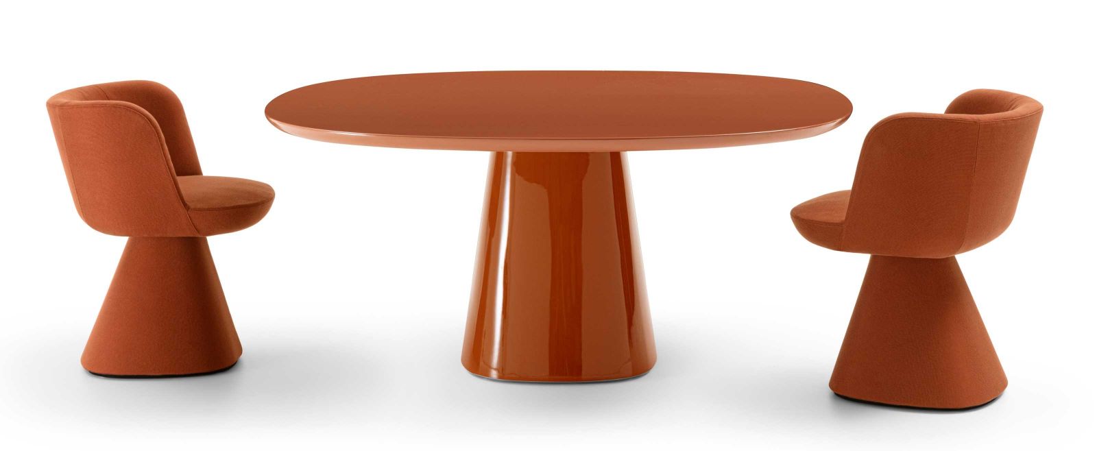 Aus dem Zwiegespräch zwischen Glanz und Gemütlichkeit speist sich die Spannung dieses Duos aus Tisch und Sessel: «Flair O’» ist Armanis Hommage an Jackie Kennedy Onassis, eine zeitgenössische Neuaufnahme der Eleganz der 1960er-Jahre.