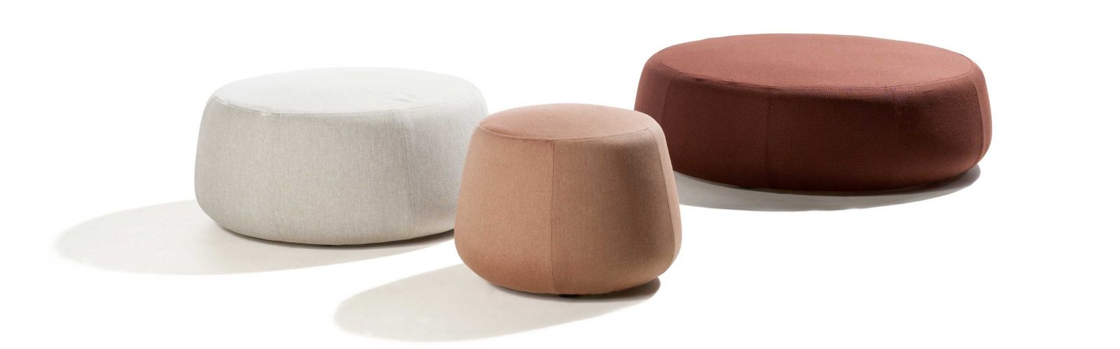 Die Outdoor-Sitzinseln, die Monica Armani für Tribù gestaltete, gibt es in diversen Pastelltönen, sie lassen sich zu immer wieder neuen Landschaften kombinieren.